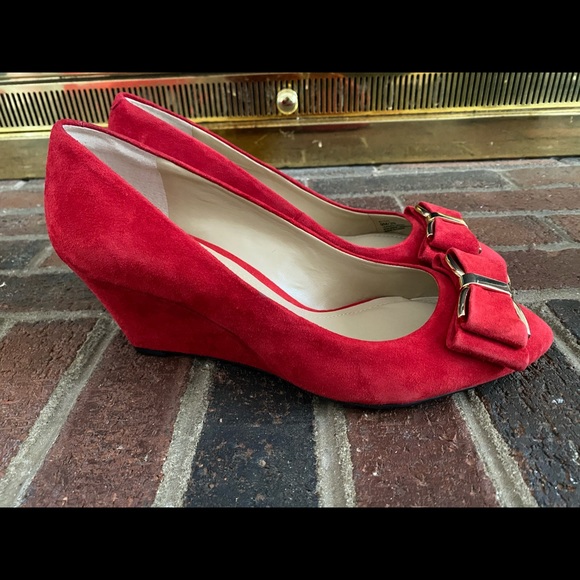 BCBGeneration Red Suede Bow Wedge pump sz 9 - Picture 2 of 7